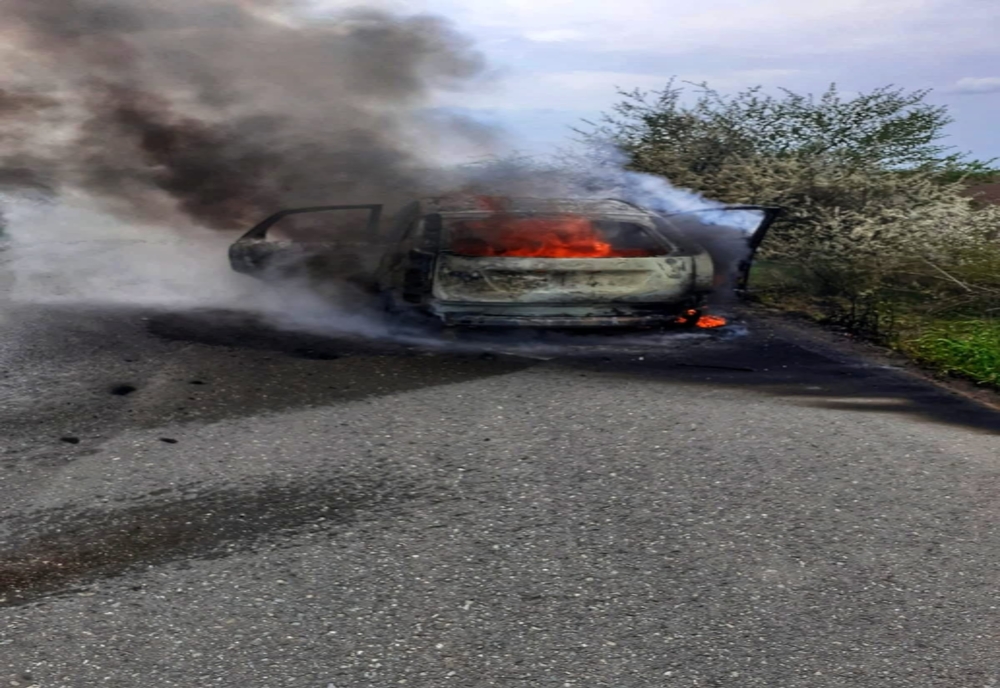 Un autoturism a luat foc pe DJ 411. Șoferița și pasagera au ieșit la timp din mașină