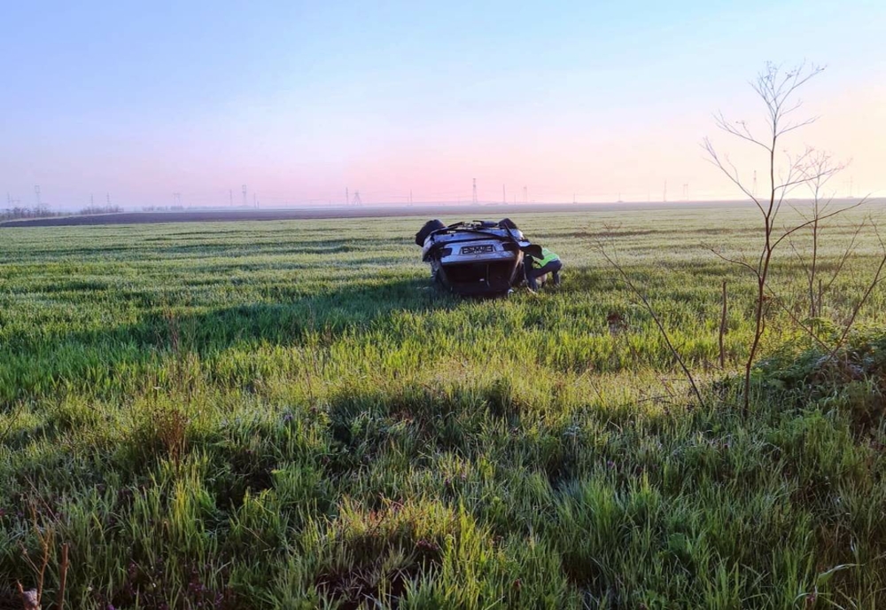 Accident: Maşină răsturnată pe un câmp, în apropiere. O persoană la spital