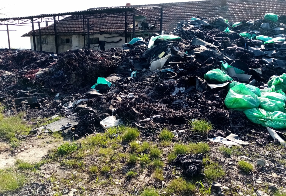FOTO: Firmă din Bihor, amendată drastic de Garda de Mediu pentru depozitare ilegală de deșeuri din cauciuc