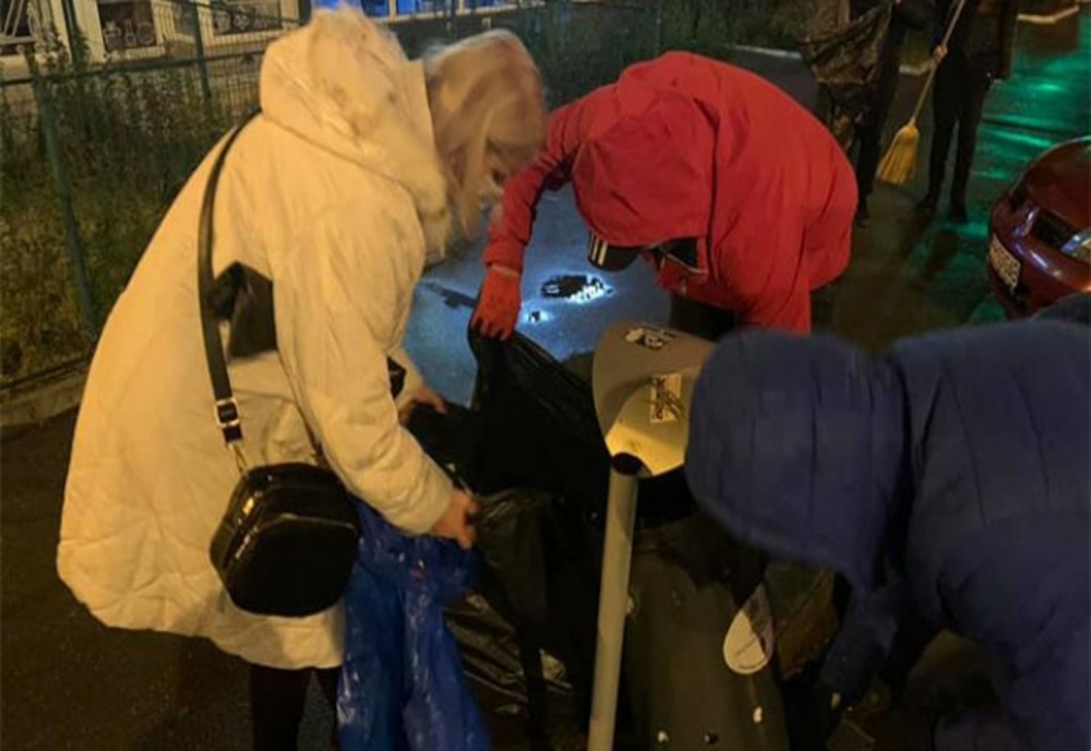Peste 250 de voluntari din Ploiești au măturat, azi-noapte, străzile orașului