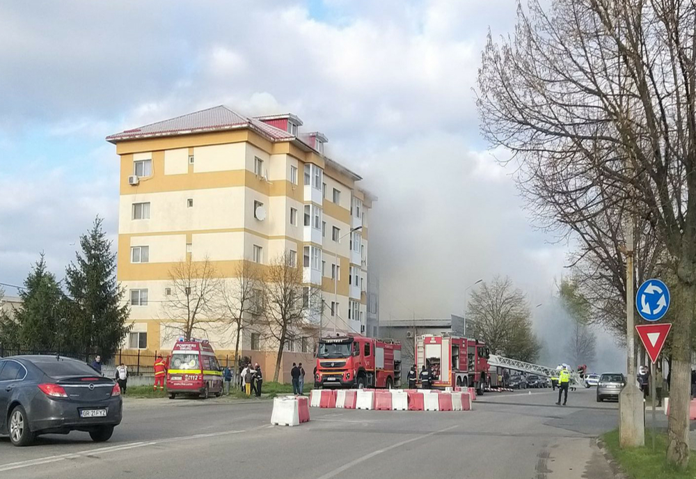 Arde în Giurgiu! Incendiu la acoperișul unui bloc de lângă Supeco