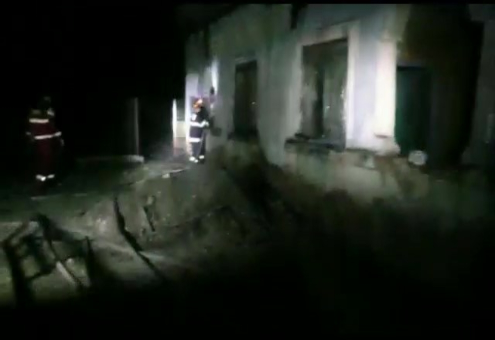 VIDEO: O familie din Olt a rămas fără acoperiş deasupra capului. Un incendiu le-a distrus locuinţa, seara trecută