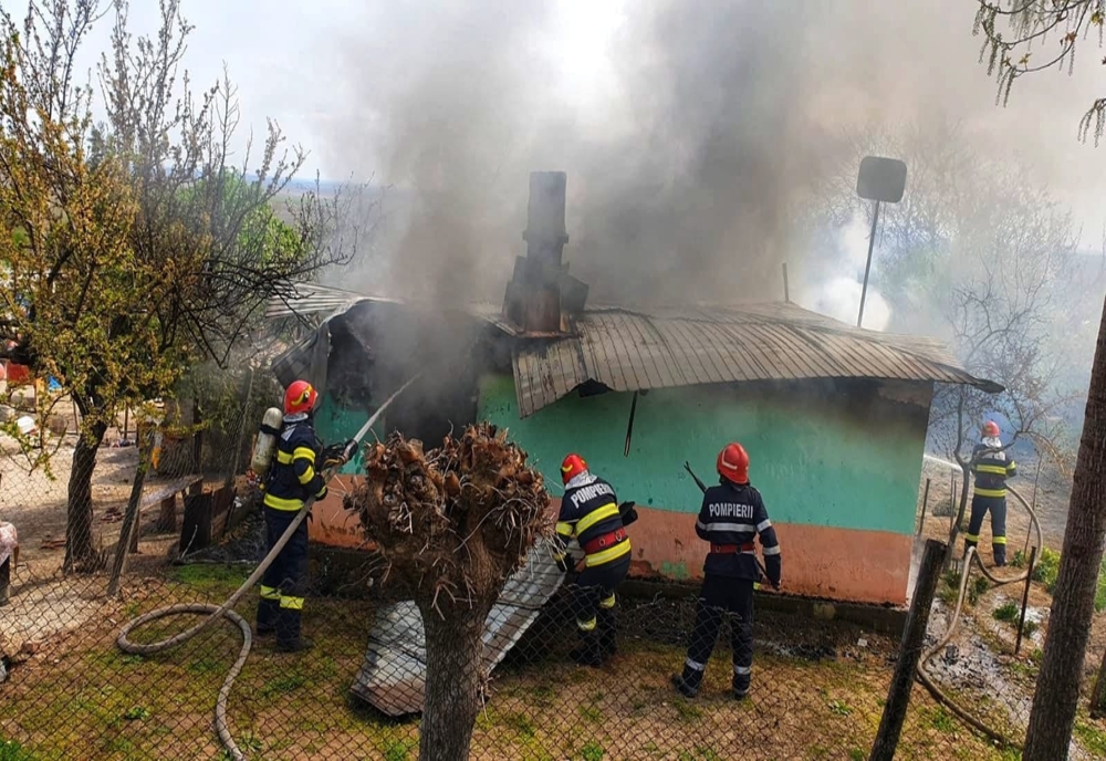 Incendiu violent la o gospodărie din localitatea Pietrele. Pompierii intervin