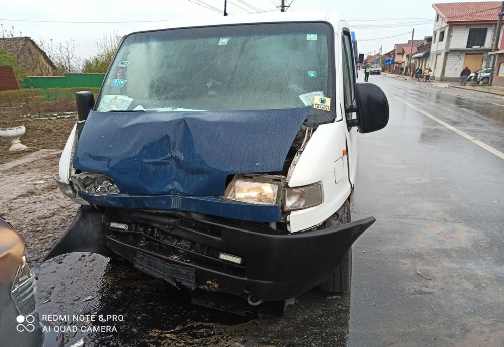 VIDEO: Două persoane la spital, după un accident în lanţ petrecut pe un drum din Dolj