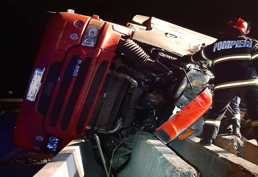 Un șofer de camion a murit pe autostradă, după ce s-a răsturnat cu autovehiculul la volanul căruia se afla