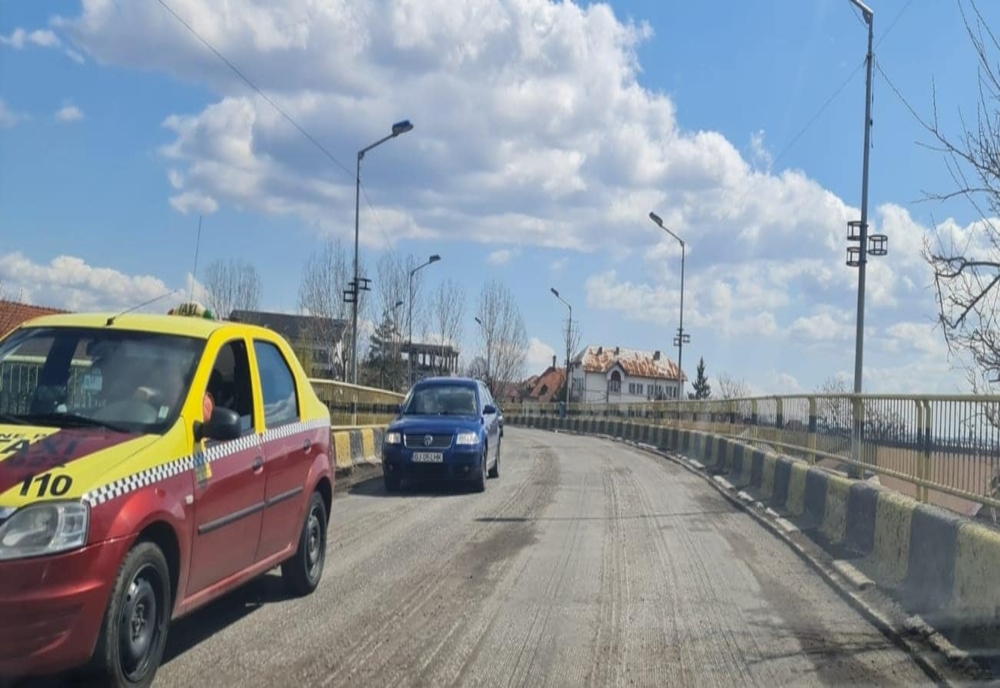 Traficul rutier închis pentru asfaltări pe pasarela Calea Bucureşti-Unirii