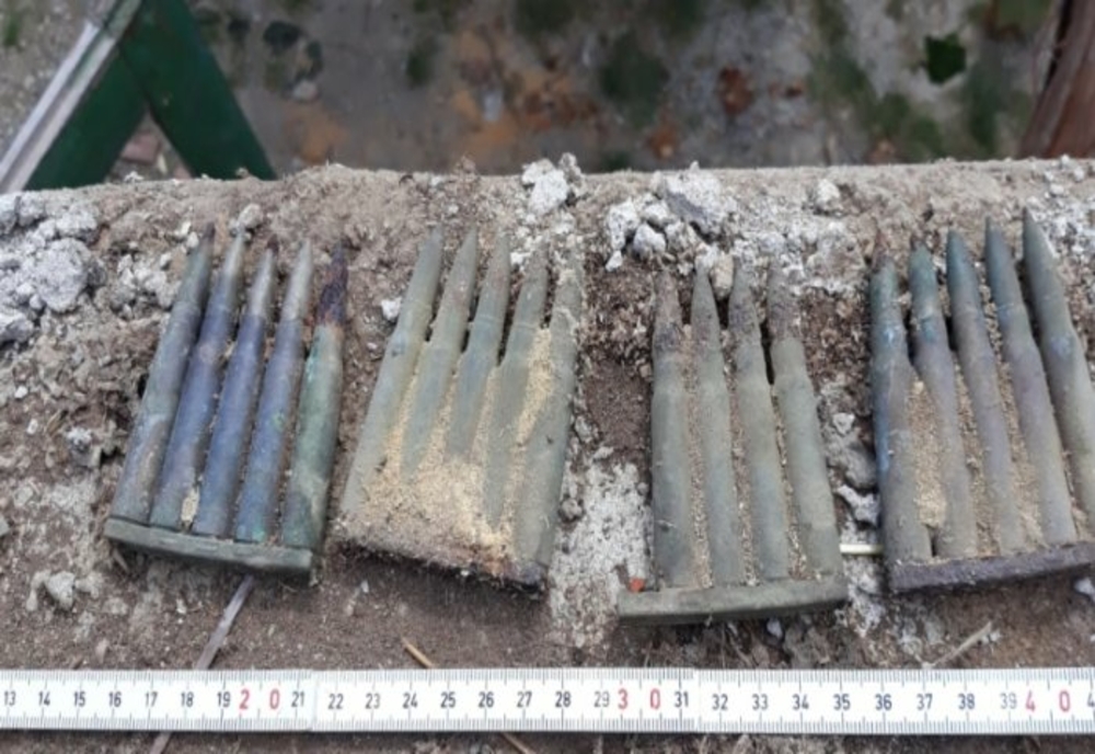 Zeci de cartuşe de infanterie, descoperite într-o pădure din Prahova
