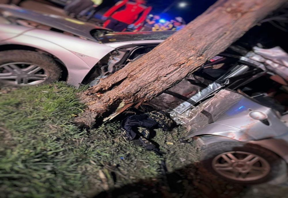 Accident grav la Comasca, după ce un Ford a intrat într-un copac. Un tânăr de 18 ani a murit iar alți doi sunt inconștienți