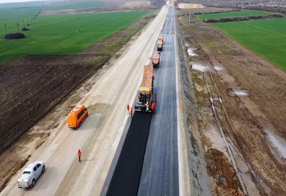 VIDEO. Se asfaltează pe Drumul Expres Craiova-Piteşti. Mobilizare între Slatina şi Balş