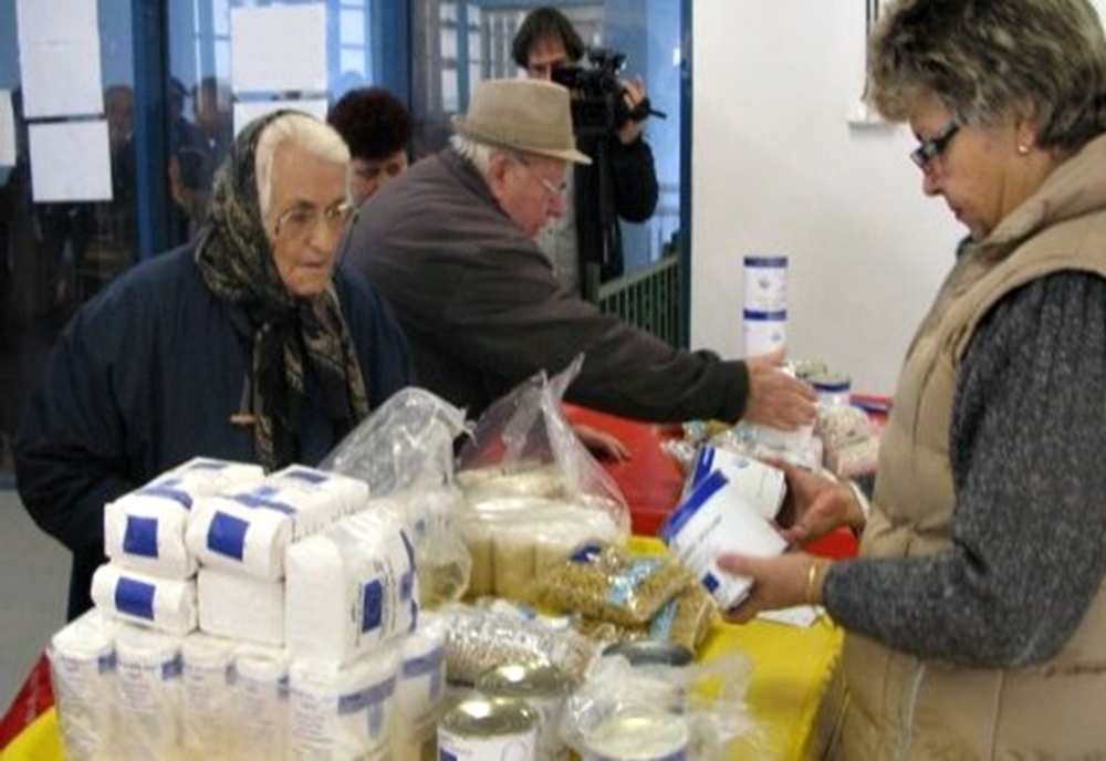 Opt sute de persoane defavorizate au primit alimente