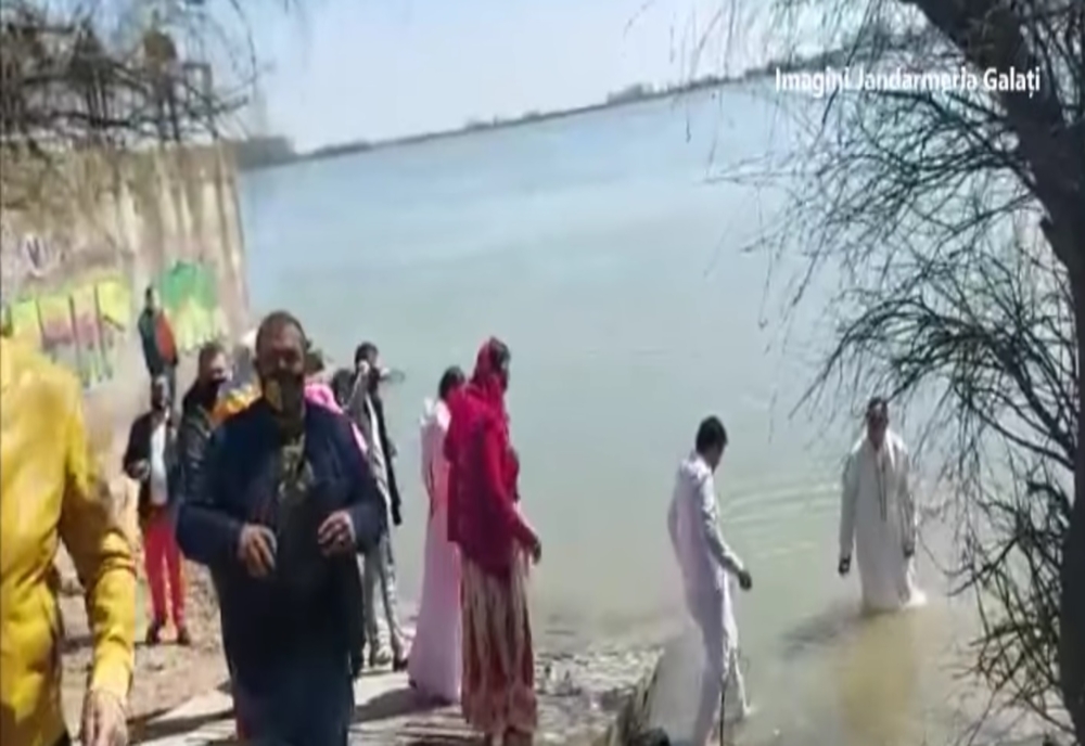 Video: Un pastor a fost sancționat de jandarmi pentru organizarea unei procesiuni religioase, cu încălcarea prevederilor legale