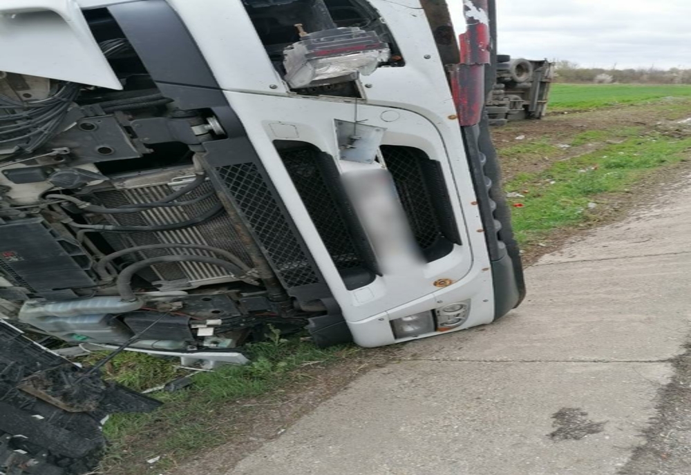 Accident mortal pe DN 5, la Uzunu. Un șofer de tir și-a pierdut viața după ce s-a răsturnat cu mastodontul