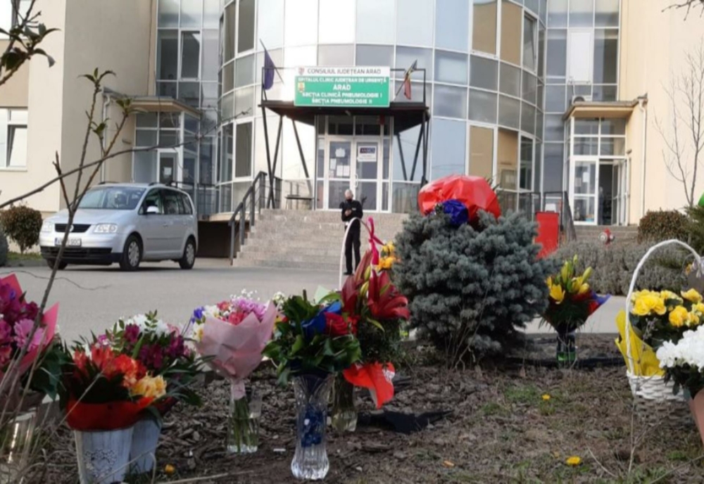 Reacție la protestele anti-Covid: flori și aplauze pentru medici, la spitalul din Arad
