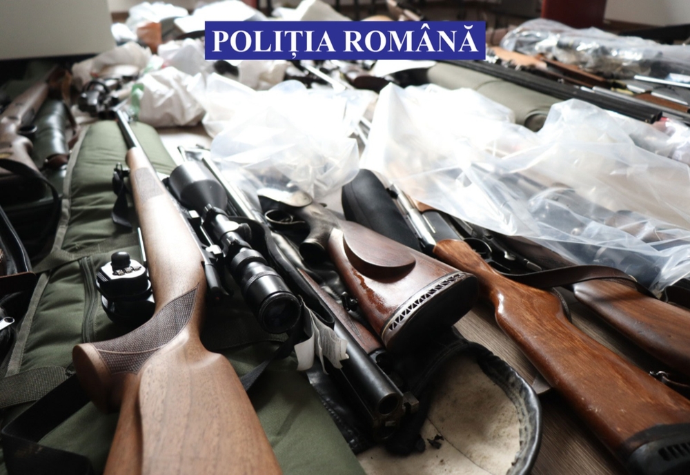 FOTO: Nouă braconieri, reținuți în urma perchezițiilor de ieri! Zeci de arme, sute de cartușe, carne de vânt, sute de trofee și litri de alcool, confiscate de polițiști