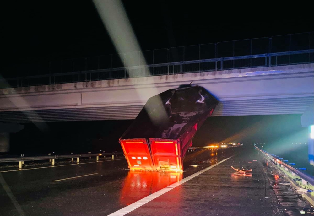 Remorca unui TIR a rămas agățată de un pod de pe autostrada A1
