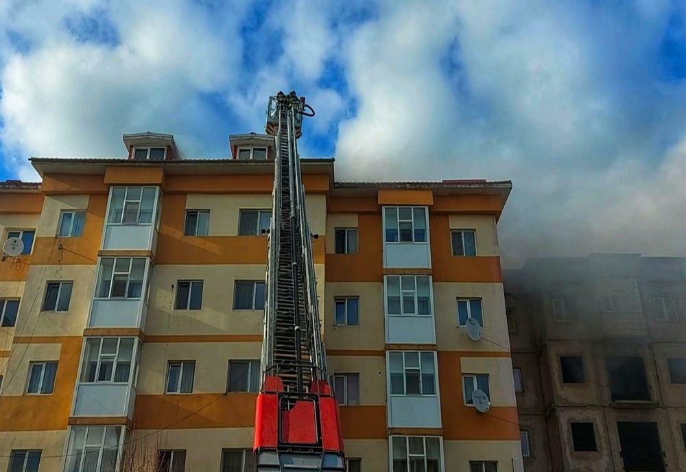 Din ce cauză s-a declanșat incendiul la acoperișul unui bloc cu patru etaje, din Giurgiu