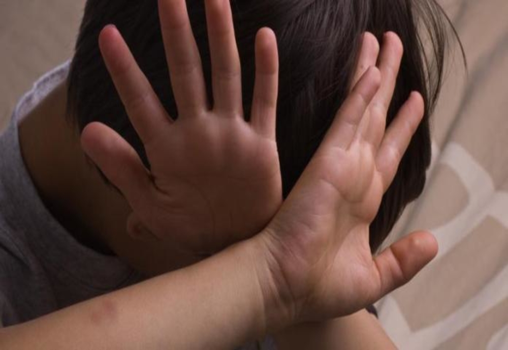 Fetiță de 10 ani, din Dâmbovița, violată timp de 2 ani de mai mulți bărbați
