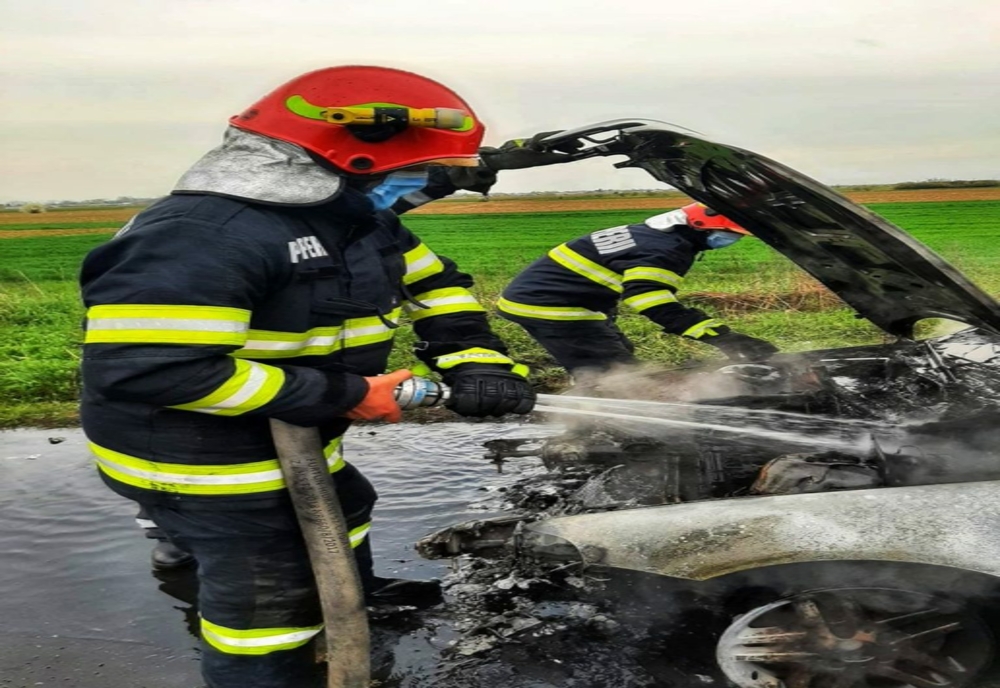 Autoturism în flăcări pe un drum din județul Giurgiu
