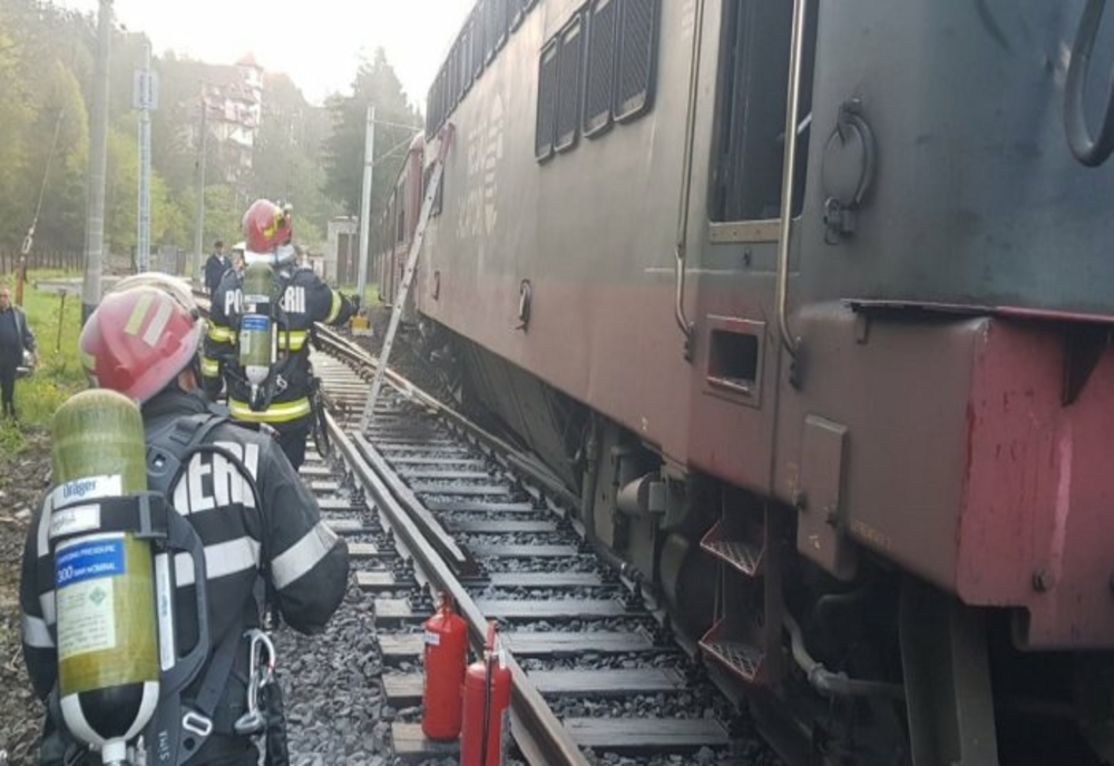 Locomotiva unui tren privat de călători a luat foc în Gara Sinaia