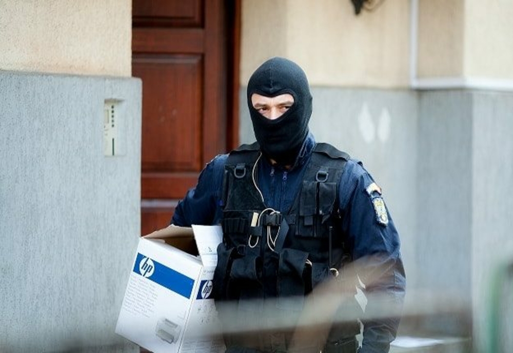 Ţigări şi articole pirotehnice interzise, confiscate de poliţişti în cadrul unor percheziţii