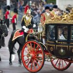 Regina Angliei se plimbă cu caleașca prin oraș înaintea alegerilor pentru primăria Londrei