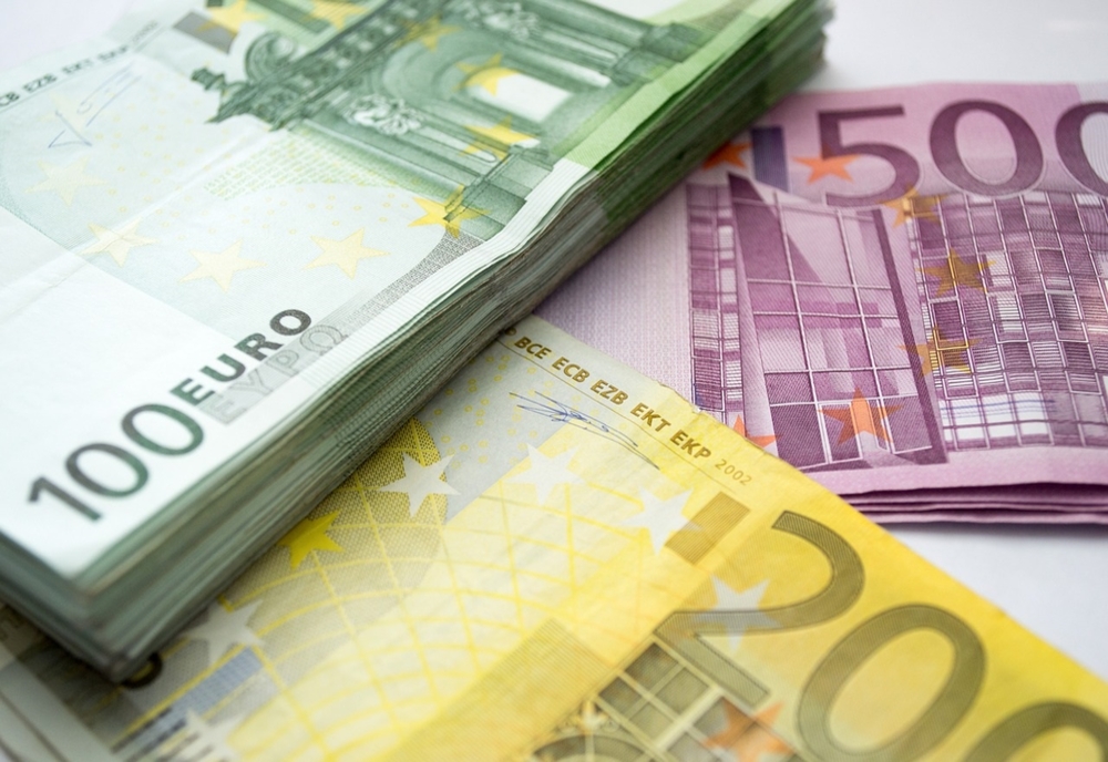 Maxim istoric pentru moneda Euro: sare de pragul de 5 lei