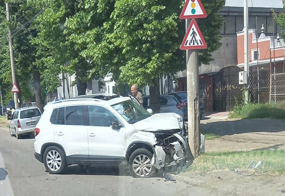 Accident rutier soldat doar cu pagube materiale, joi după amiază, pe bulevardul George Coșbuc din municipiul Galați