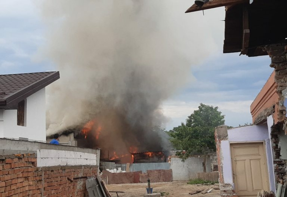 Două case din Giurgiu, în flăcări. Cinci autospeciale acționează pentru stingerea incendiului