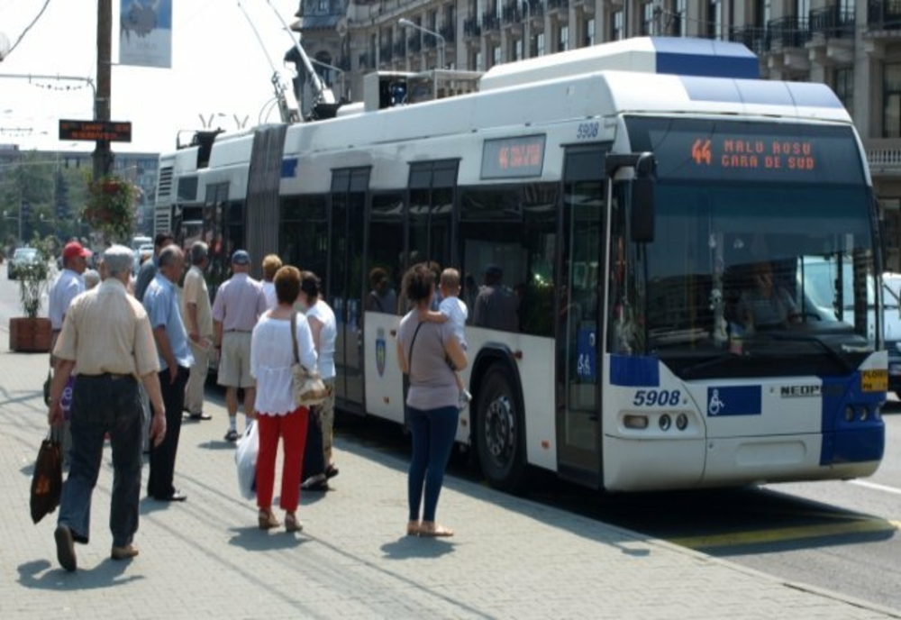 Prahova: Gratuitate la transportul în comun din Ploiești pentru pensionarii cu venituri sub 2.500 de lei/ lună
