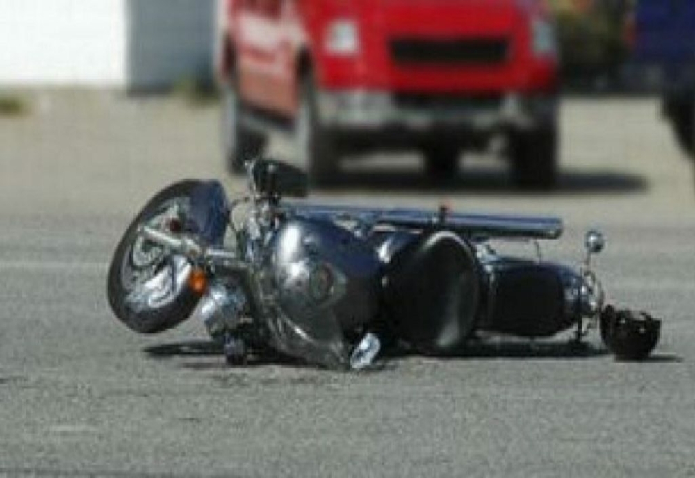 Accident grav pe DN1, la Posada. Un motociclist a intrat în coliziune cu un auto