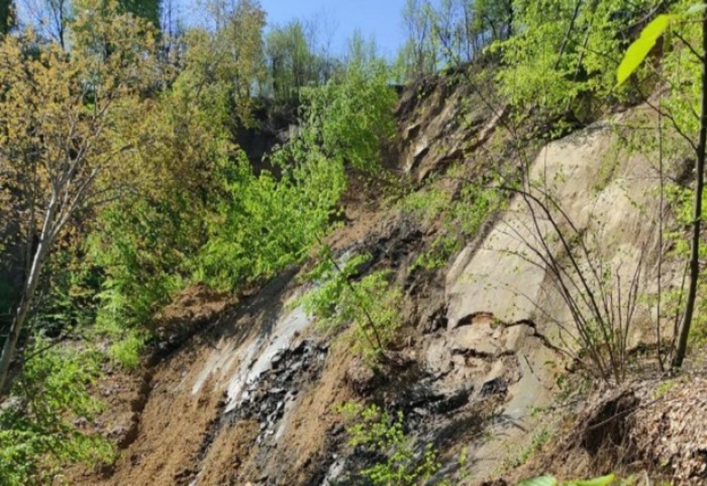 Opt persoane evacuate din cauza alunecării de teren, în Prahova. Suprafața afectată este de 15 hectare