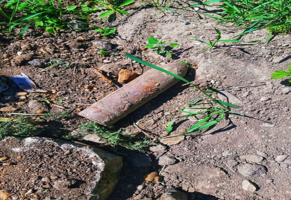 Proiectil de calibrul 76 mm descoperit de un localnic în localitatea Popești