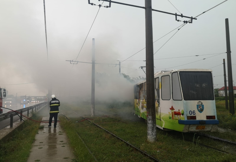 VIDEO. Tramvai cuprins de un incendiu după ce a fost lovit de fulger, în Craiova