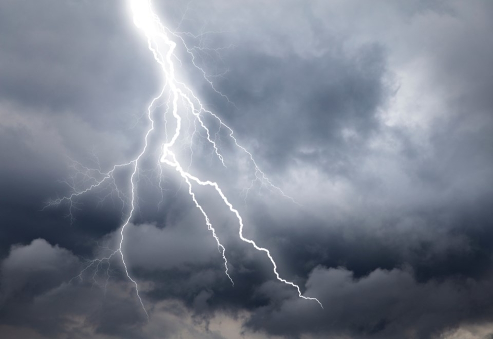 Atenționare meteo: FURTUNI, ploi torențiale, vânt puternic și, izolat, grindină
