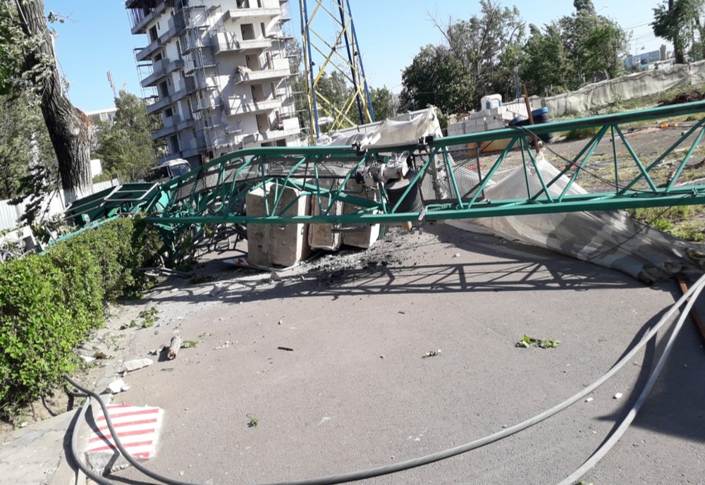 FOTO Macara prăbușită în fața unui hotel din Mamaia