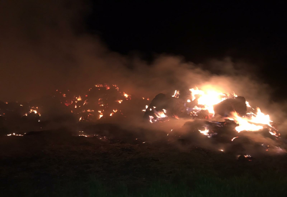 Incendiu violent în  Axintele. Pompieri din două județe se luptă cu flăcările