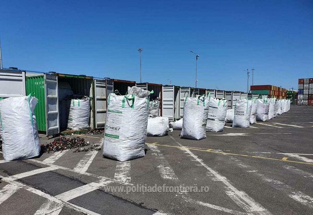FOTO Alte 15 containere încărcate cu 300 tone deșeuri, oprite în Portul Constanţa