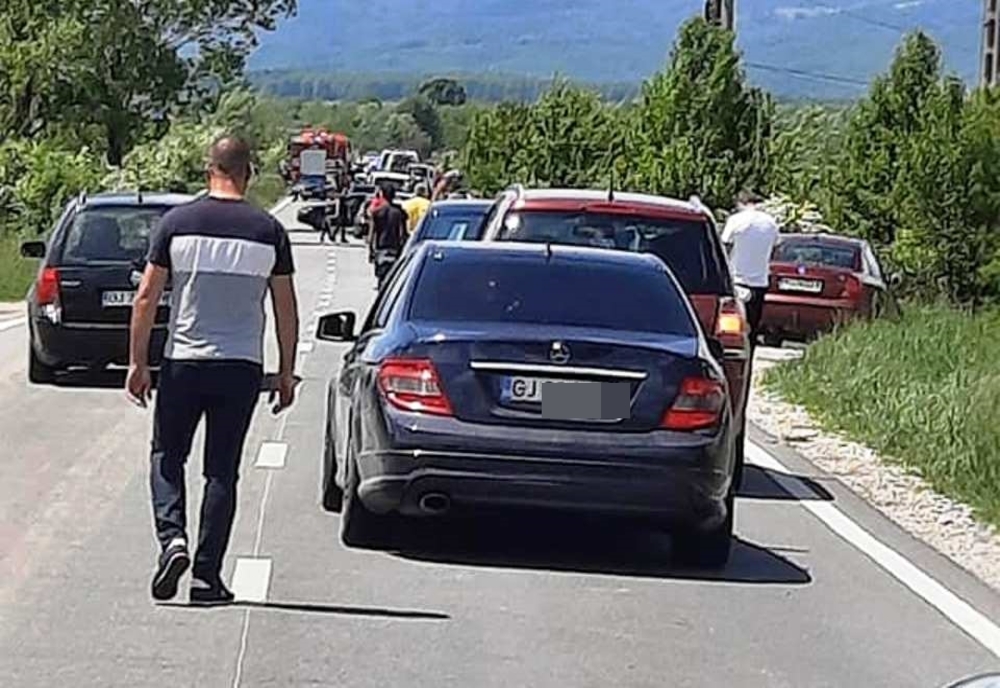 Accident GRAV în Gorj: Trei maşini implicate, patru persoane rănite