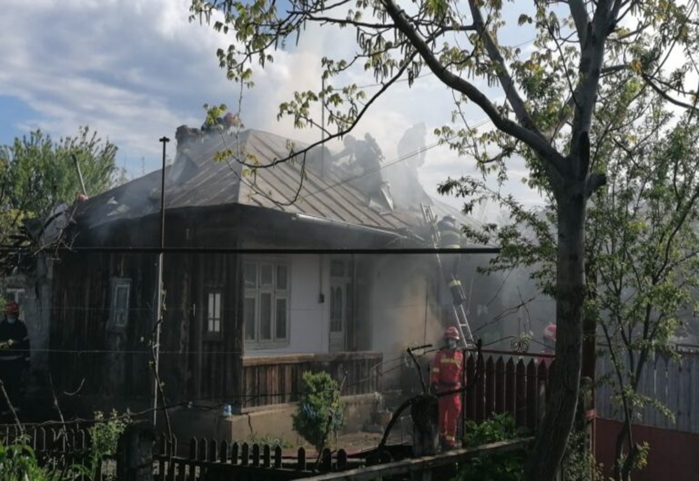 Incendiul produs în podul casei a lăsat o familie din Stâlpu fără acoperiș deasupra capului