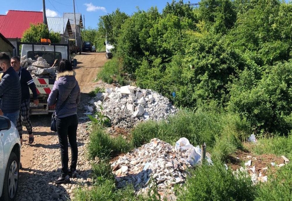 Slatina: Prinşi de poliţiştii locali în timp ce aruncau moloz pe un teren viran