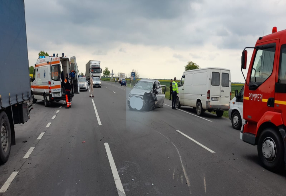 FOTO| Un autoturism a intrat într-un camion pe DN 2