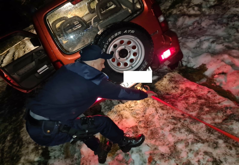 FOTO: Turişti din Olt, blocaţi în zăpadă în Gorj, salvaţi de jandarmi