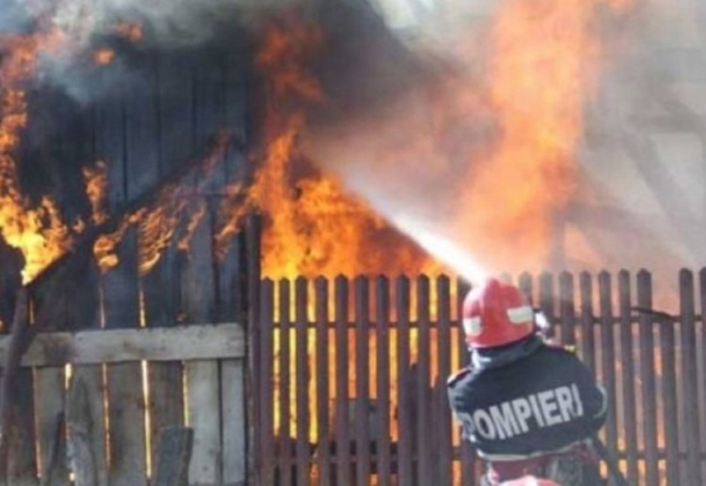 O casă din Răcari a fost cuprinsă de flăcări