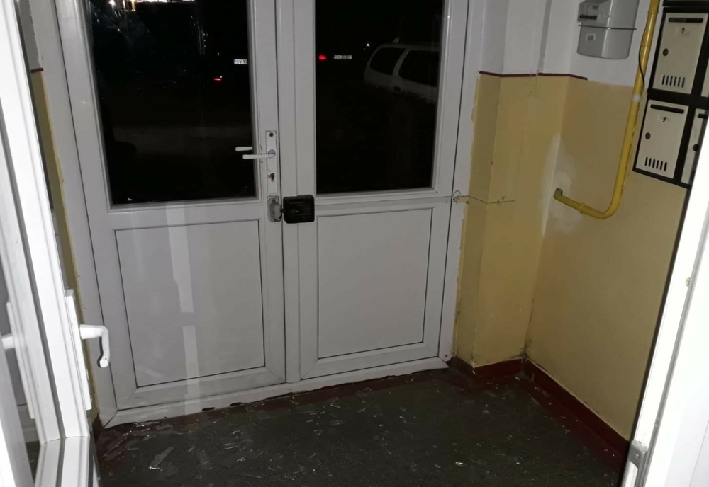 Un bărbat nervos a spart geamurile ușii de acces în scara unui bloc din municipiul brăila