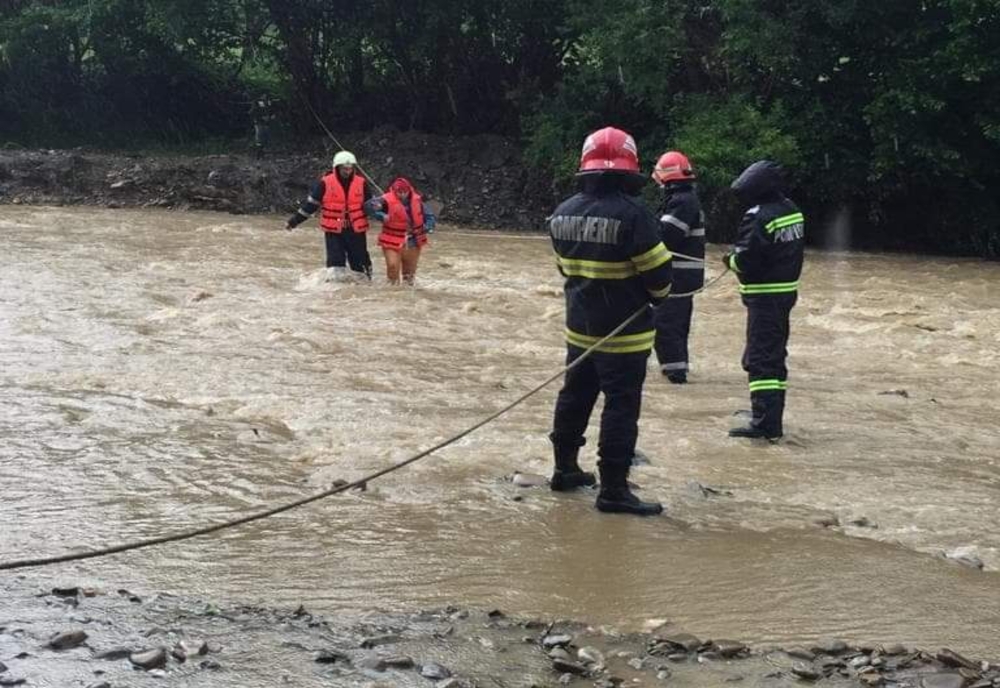 Intervenție a pompierilor  din Dâmbovița pentru degajarea a două persoane surprinse de creșterea nivelului unui pârâu