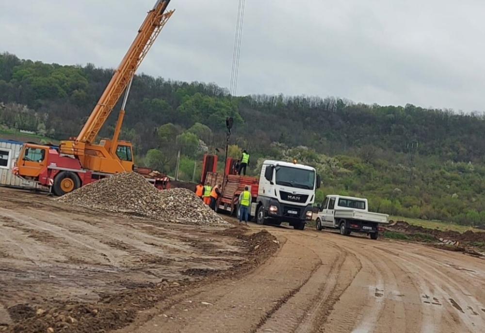 Primele utilaje pentru construcția tronsonului 5 al autostrăzii Pitești Sibiu au fost instalate