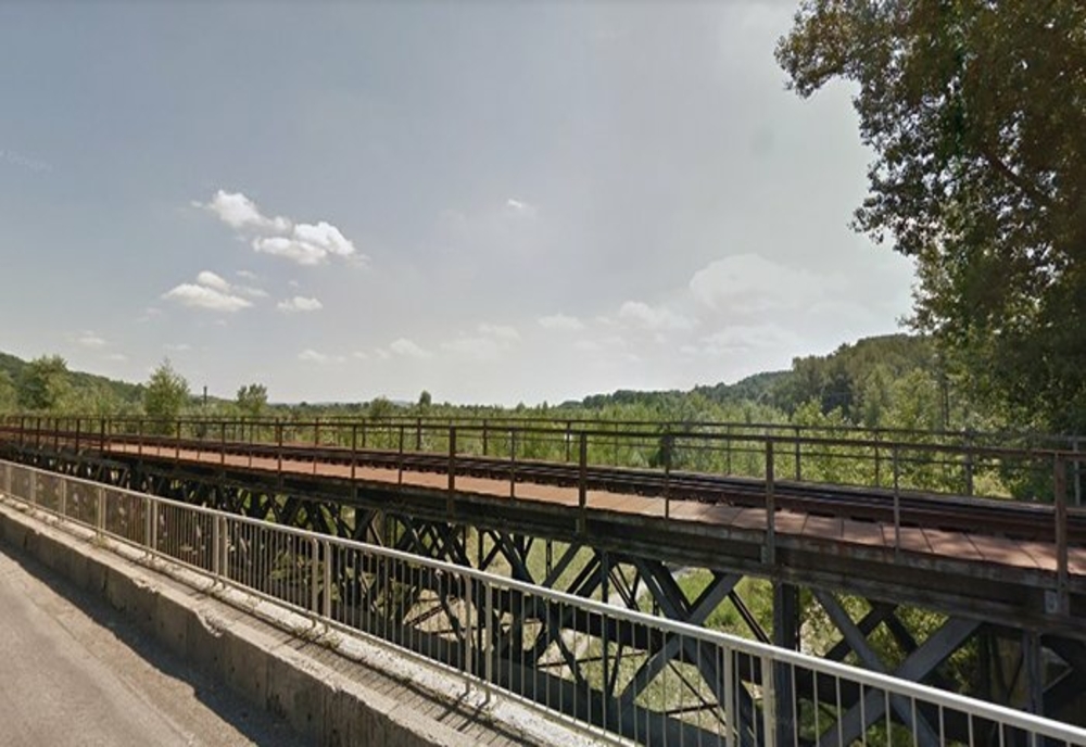 PRAHOVA: Pod feroviar acroșat de o autobasculantă