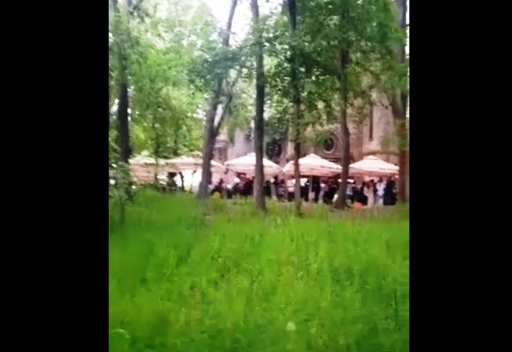 VIDEO. Amendaţi de poliţişti după ce au dat discotecă în Parcul Romanescu din Craiova