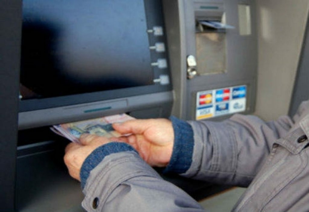 Bărbat din Prahova, dat exemplu de polițiști după ce a predat banii găsiți în fanta unui bancomat