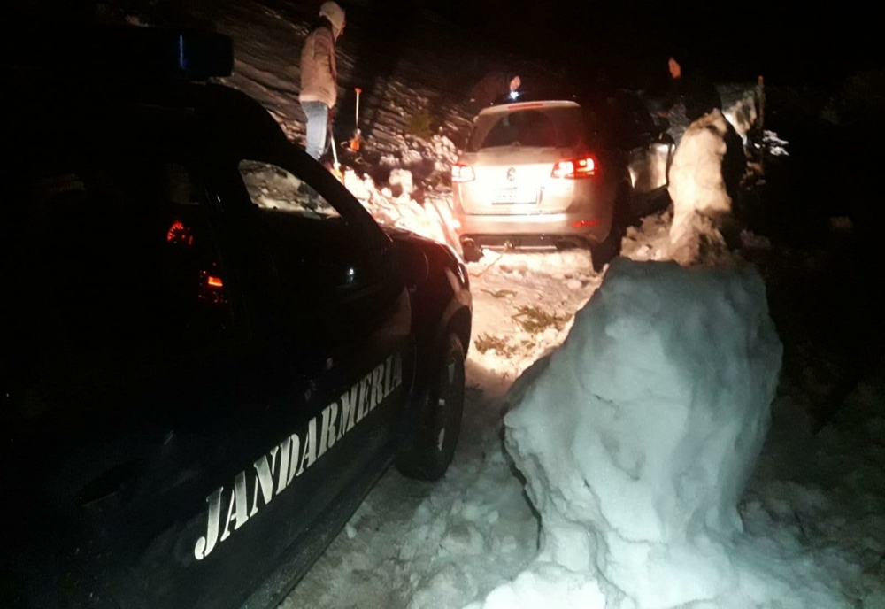 FOTO/VIDEO 7 persoane, blocate cu mașina în zăpadă! A fost nevoie de intervenția jandarmilor montani